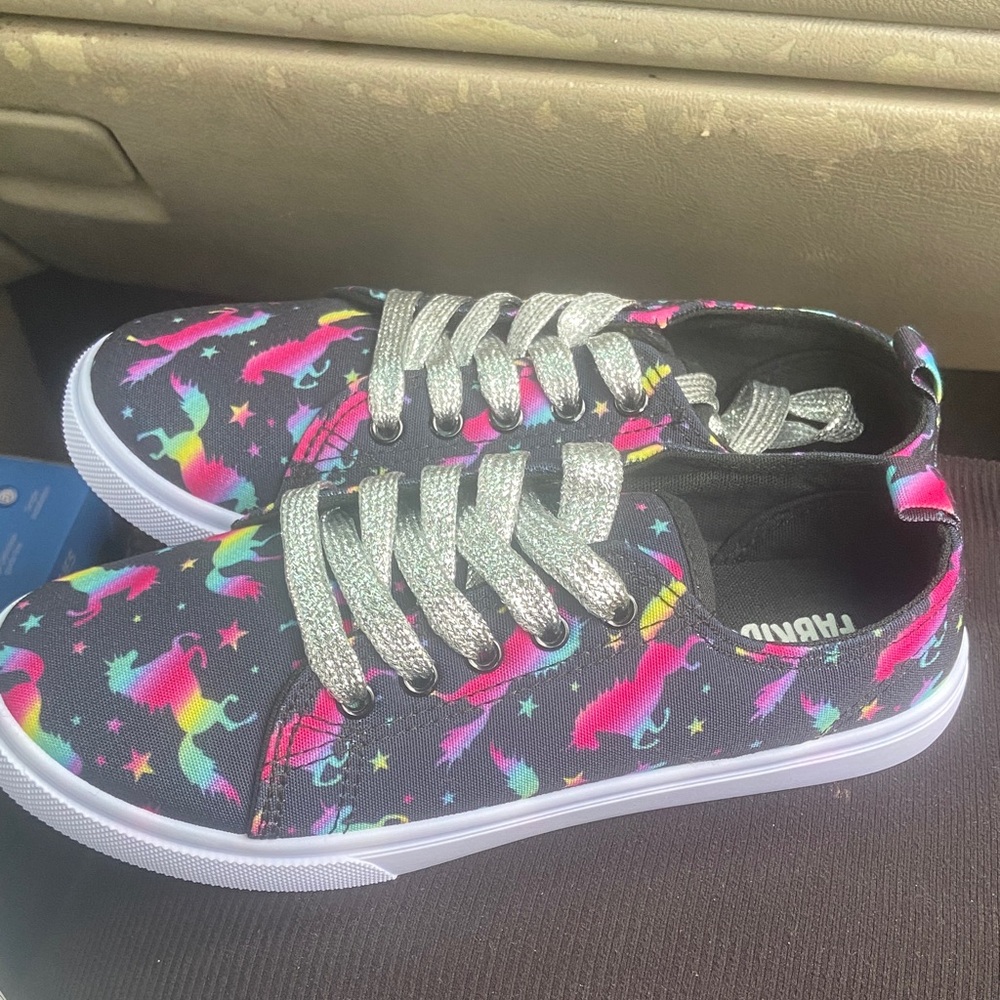 Hybrid & Company Kids' Black Sneakers with Silver Laces